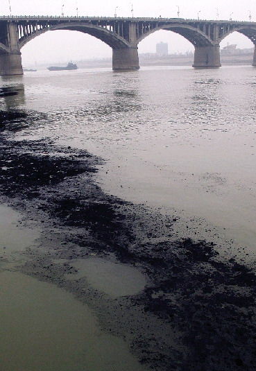 湘江煤粉漂浮物绵延2公里 当地称不影响饮水