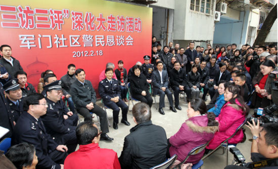 2月18日上午，正在福建调研公安工作的国务委员、公安部部长孟建柱，专程来到福州市鼓楼区东街街道军门社区，实地查看社区警务室，入户走访居民，亲自参加正在这里举行的“三访三评”深化“大走访”警民恳谈会。