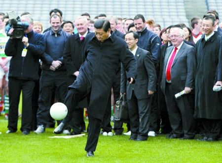 习近平爱尔兰踢球秀脚法