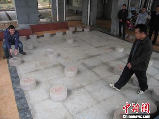 南宁一社区现巨型石象棋动脑又健身