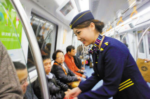 美女地铁派大街教你哄好丈母娘胸拍红包美女图片