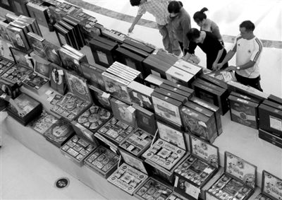 2011年9月11日，湖北宜昌商家展销包装精美的月饼。资料图片