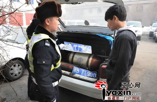 图为嫌疑人驾车冲撞交警后将前后车牌卸掉以逃避追查,但还是被交警