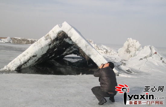 东南风让新疆博斯腾湖现推冰景观