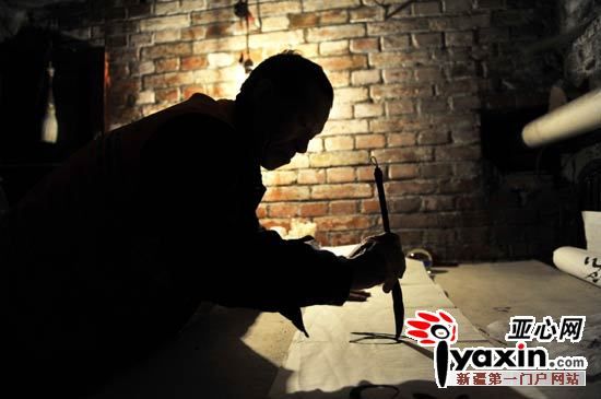 新疆乌鲁木齐6旬保洁员地下室苦练书法 10年多