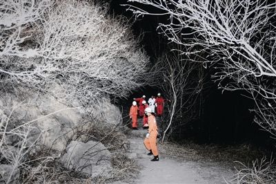 腿骨折 老驴友困在百泉山 20余中老年人 嫌公