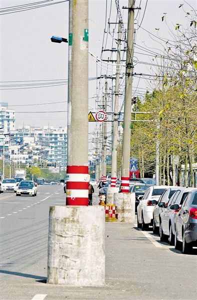 既给道路通行添堵,又给城市景观添丑,温州市区惠民路上的25根电线杆