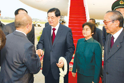 3月30日，国家主席胡锦涛乘专机抵达金边国际机场，开始对柬埔寨进行国事访问。这是胡锦涛主席和夫人刘永清在机场受到柬埔寨国王代表拉那烈亲王和柬埔寨副首相贡桑奥等热情迎接。新华社记者黄敬文摄