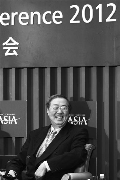 中国人民银行行长周小川昨日表示，实现经济“软着陆”存在技术上的难题。