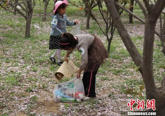 郑州近千名市民黄河大堤捡垃圾 呼吁保护母亲
