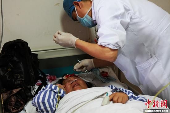 ͼΪ��������ҽԺ�ڣ�ҽ���ڸ�һλ���߳�贵�ͷ������˿ڡ������緢 ����� ��  