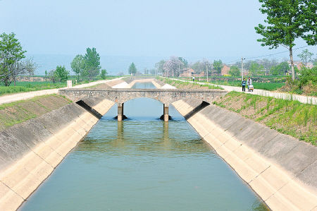 宝鸡峡引渭渠从宝鸡市扶风县进进咸阳市,起尾便是坤县临仄镇,龙