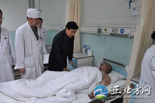 巴彦淖尔市市长段志强来到包钢医院烧伤科看望伤者。贾春江 摄影