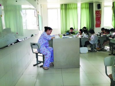 南京一中学200师生穿睡衣上课