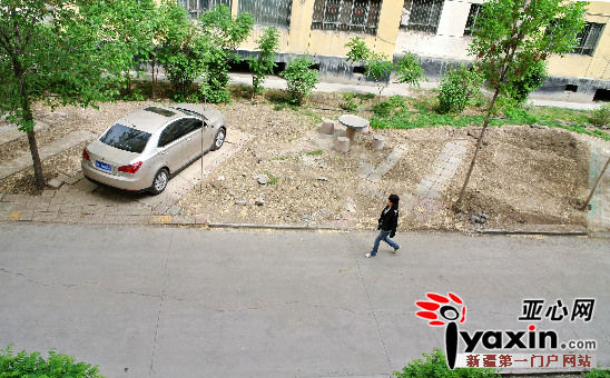 �½������һС��ҵ������¥ǰ��ƺ�Խ�ͣ����