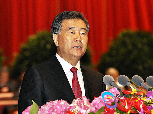 中共中央政治局委员、省委书记汪洋代表中国共产党广东省第十届委员会向大会作报告。 图片来源:南方网 中共中央政治局委员、省委书记汪洋代表中国共产党广东省第十届委员会向大会作报告。 图片来源:南方网