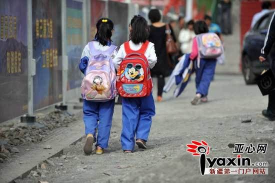 新疆乌鲁木齐施工道路周边学校学生家长为送孩