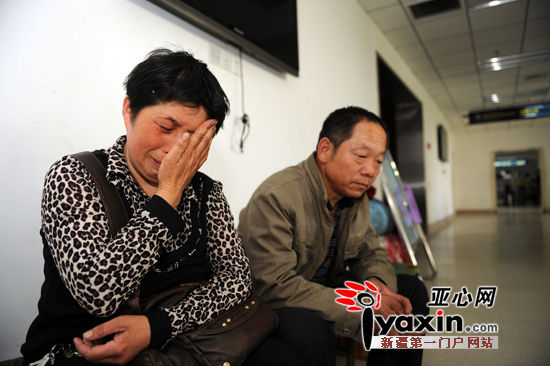 新疆乌鲁木齐一男子遭殴昏迷 母亲以泪洗面
