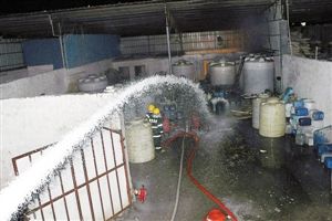 铁皮屋仓库突失火 塑料桶装满化学品