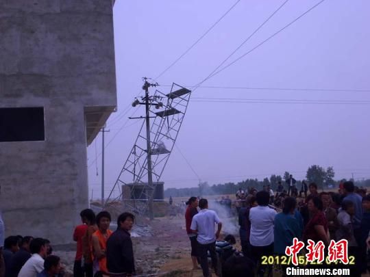 河南邓州一建筑工地脚手架倾斜触碰高压线致3死