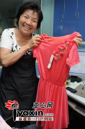 ...:赵芙蓉老人将裙子送到晨报社希望记者把自己的心意转交给娜娜....