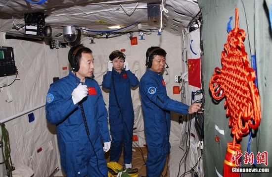 图为航天员景海鹏、刘旺、刘洋在天宫一号组合体训练。中新社发 秦宪安 摄