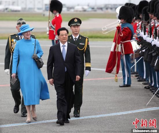 ����ʱ��6��14�����磬�й�������ϯ�����εִ�籾��������ʼ�Ե�����й��·��ʡ�����Ů��������ض���Яȫ�������׸�����ӭ�ӡ������緢 ��˷ ��
