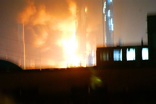       9点左右，垦利炼油厂发生火灾。（图/齐鲁网拍客团东营站摄）