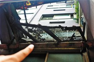 阳台围栏被割老太跌下断腿