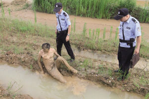 他躺在泥坑里不肯起来