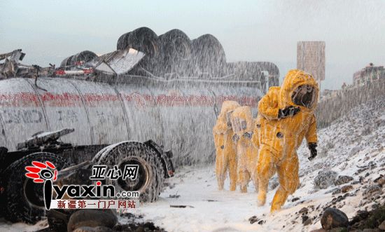 42吨二甲苯的罐车乌奎高速路侧翻泄露