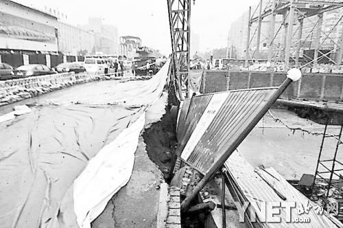 北京6号线地铁工地路基坍塌; 本报讯 昨天下午,由于大雨,地铁6号线