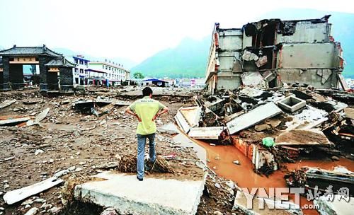 《新闻纵横》报道,在7月21日暴雨山洪中受灾的河北省涞源县,截至25日