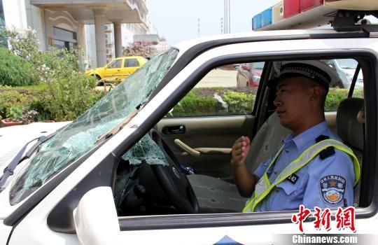 烟台一货车司机发飙 连闯两关三撞警车