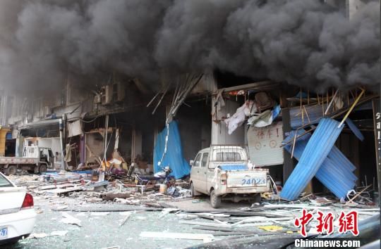 四川南江县城一楼房天然气爆炸 已知1死10余伤