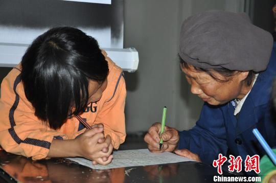 兰州学子开设“留守课堂”服务甘肃村寨妇女