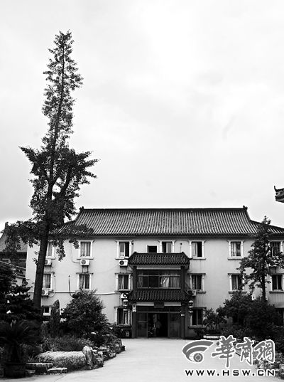 江苏省镇江市丹徒区辛丰镇古大圣寺。最显眼的不是大雄宝殿等殿堂,而是安养了170 余位老人。安养院本报记者孙强摄