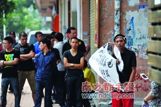 讨工资接连被拒男子跳楼亡