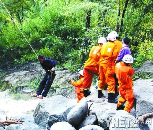 雅安泥石流 2死9失踪