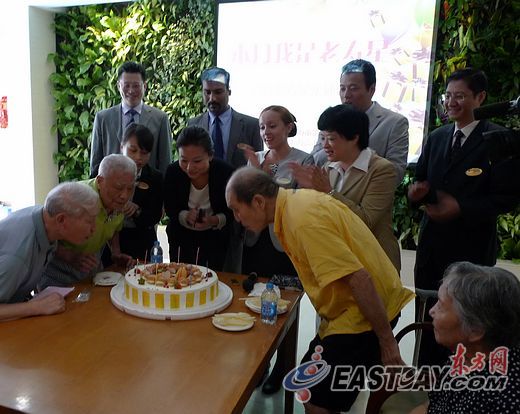 探访上海社会第一福利院 志愿者丰富老人晚年