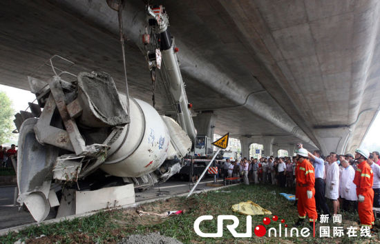 ����2012��8��17������9ʱ�����人����·ת��һ��ˮ��޳��෭��ѹס���������ˣ�����һ��Ů����������ͼƬ��Դ��CFP