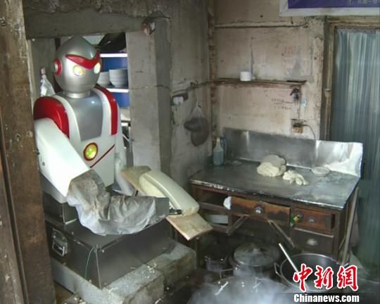 南京首现“奥特曼”机器人不打怪兽专切刀削面