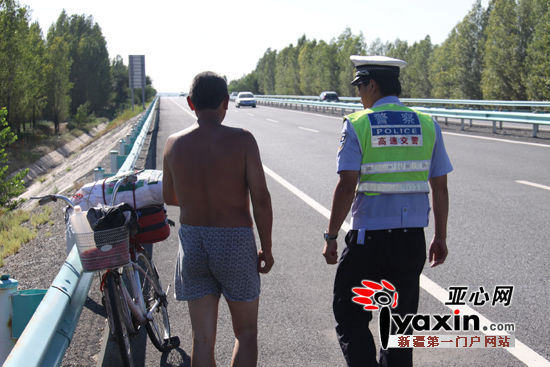 新疆内裤哥高速公路上骑自行车被交警拦下