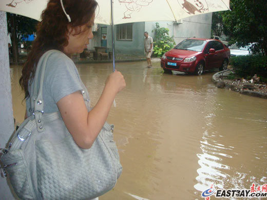 申城今晨暴雨:小区积水“没脚踝”居民出行“难下脚”