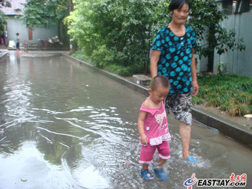 申城今晨暴雨:小区积水“没脚踝”居民出行“难下脚”