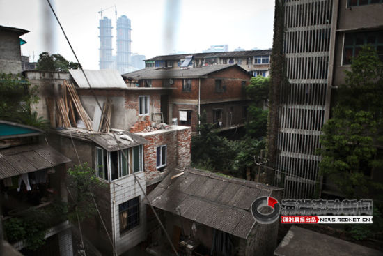 三层瓦房变四层业主否认违建是“危房改造”