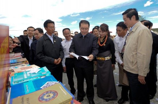 这是9月6日，李长春在红原县下哈拉玛村了解牧民群众的文化生活情况。新华社记者 江宏景 摄