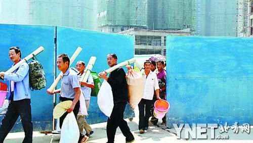 施工电梯坠落 遇难者被指违章操作