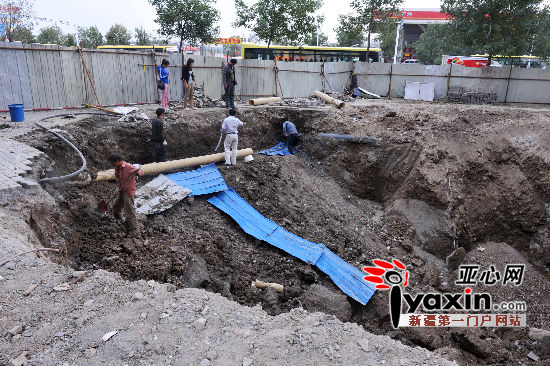 新疆乌鲁木齐市南湖北路施工路面坍塌压断下水管