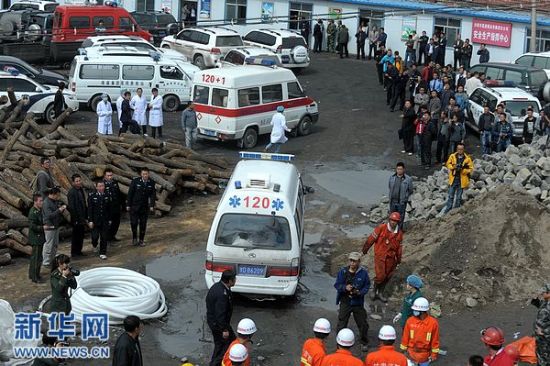 9月25日，最后7名遇难者遗体被救护车运离事发矿井。
